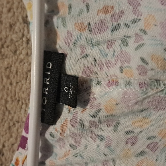 TORRID FIT FLARE SIZE 0 PURPLE FLORAL SHIRT NWOT SEXY SLIMMING PLUS SIZE - Picture 2 of 3